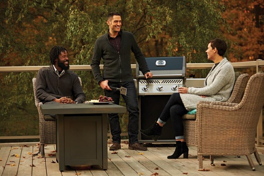 Газовый гриль Napoleon Rogue-425 с конфоркой черный