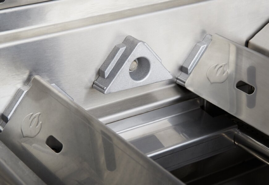 Газовый гриль Napoleon Rogue-425 с конфоркой черный