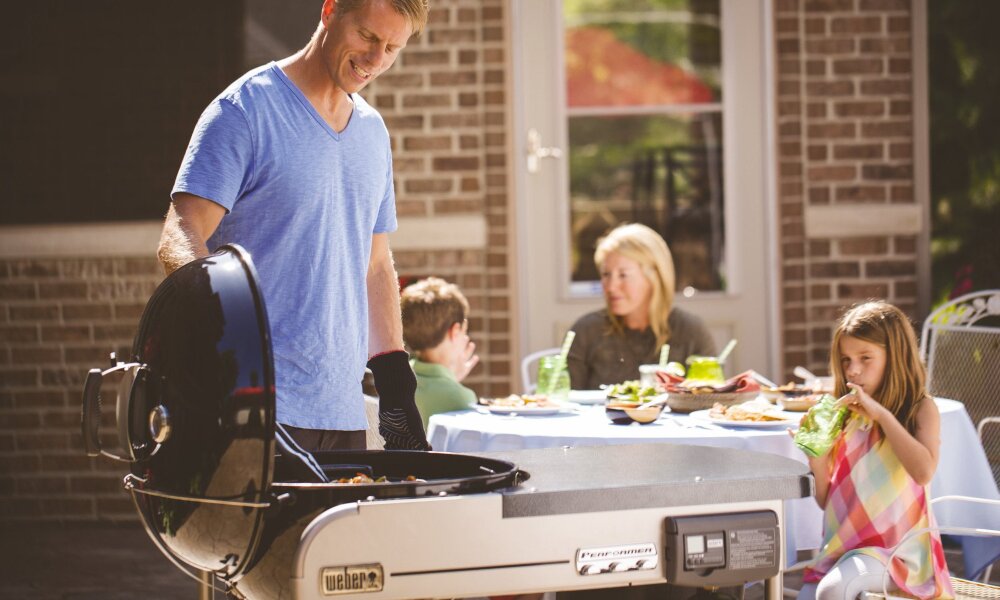 Угольный гриль Weber Performer Deluxe GBS 57 см черный