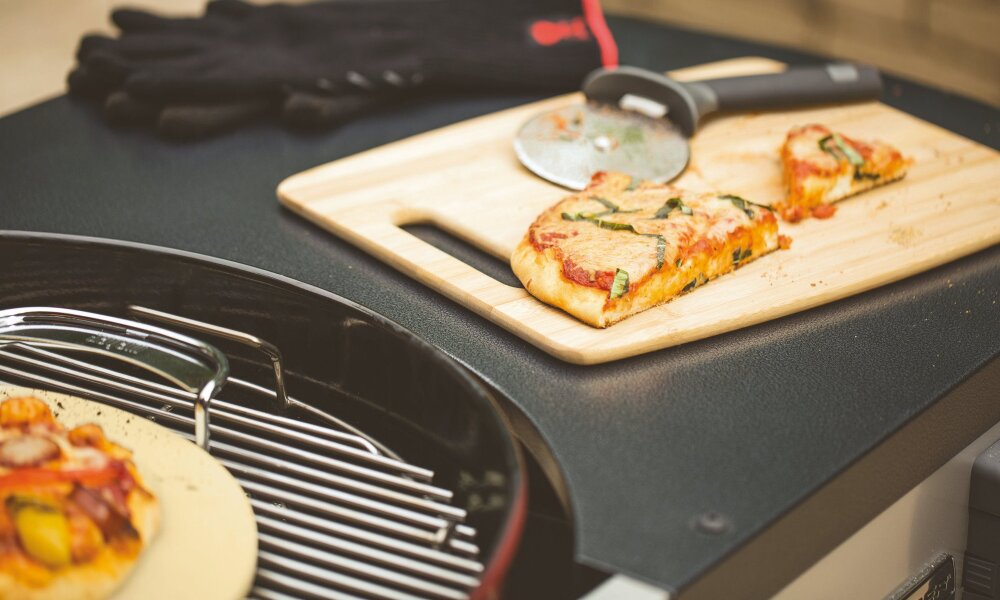 Угольный гриль Weber Performer Premium GBS 57 см черный