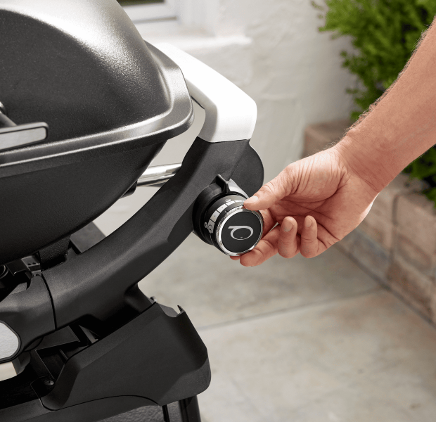 Газовый гриль Weber Q 2200N черный на подставке