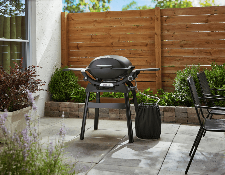 Газовый гриль Weber Q 2200N черный на подставке