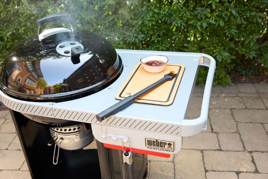 Угольный гриль Weber Performer GBS 57 см черный 