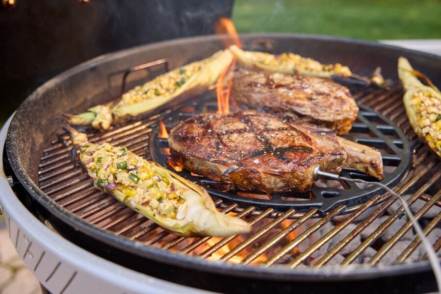 Угольный гриль Weber Performer GBS 57 см черный 