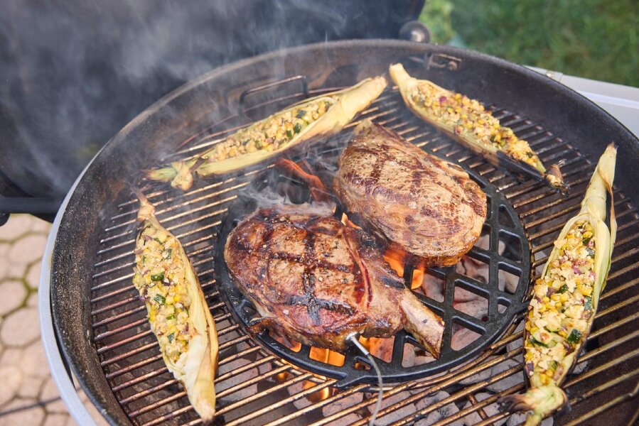Угольный гриль Weber Performer GBS 57 см черный 