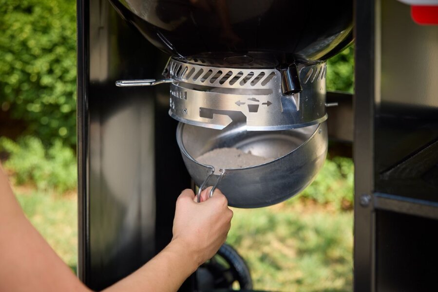 Угольный гриль Weber Performer GBS 57 см черный 