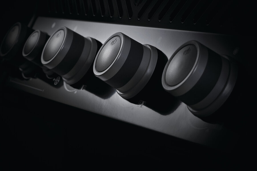 Газовый гриль Napoleon Rogue-425 RSB с конфоркой и вертелом черный