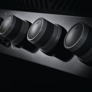 Газовый гриль Napoleon Rogue-425 RSB с конфоркой и вертелом черный