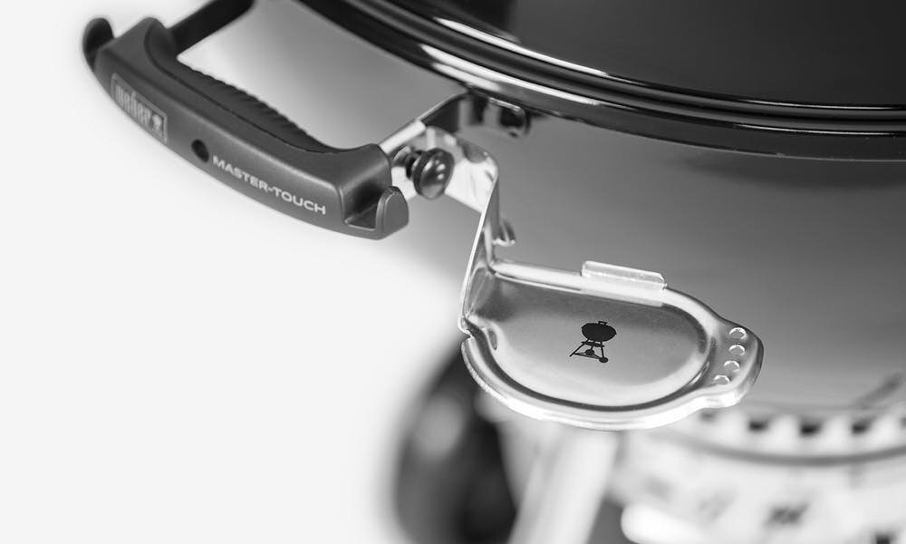 Угольный гриль Weber Master-Touch GBS E-5750 черный