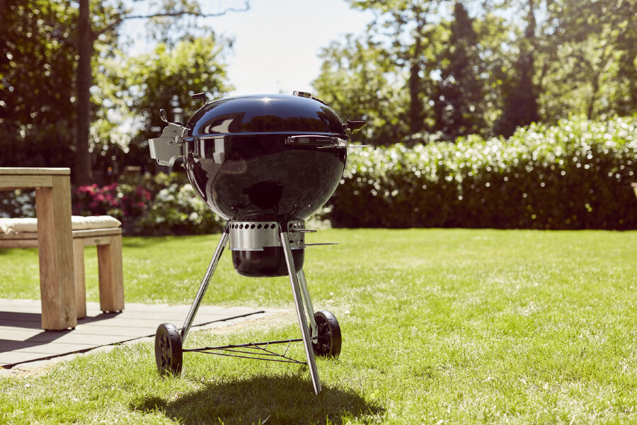 Угольный гриль Weber Master-Touch GBS Premium E-5770 черный