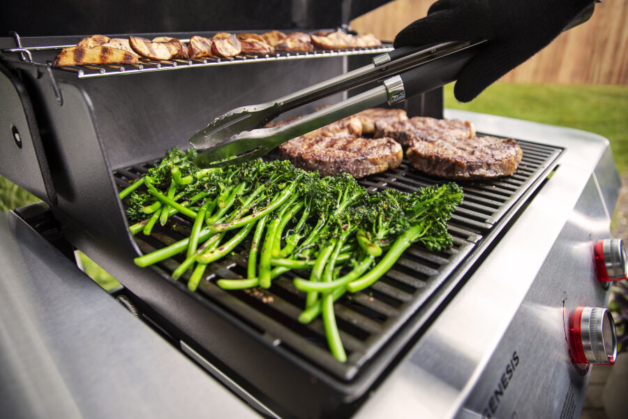 Газовый гриль Weber Genesis E-315 черный