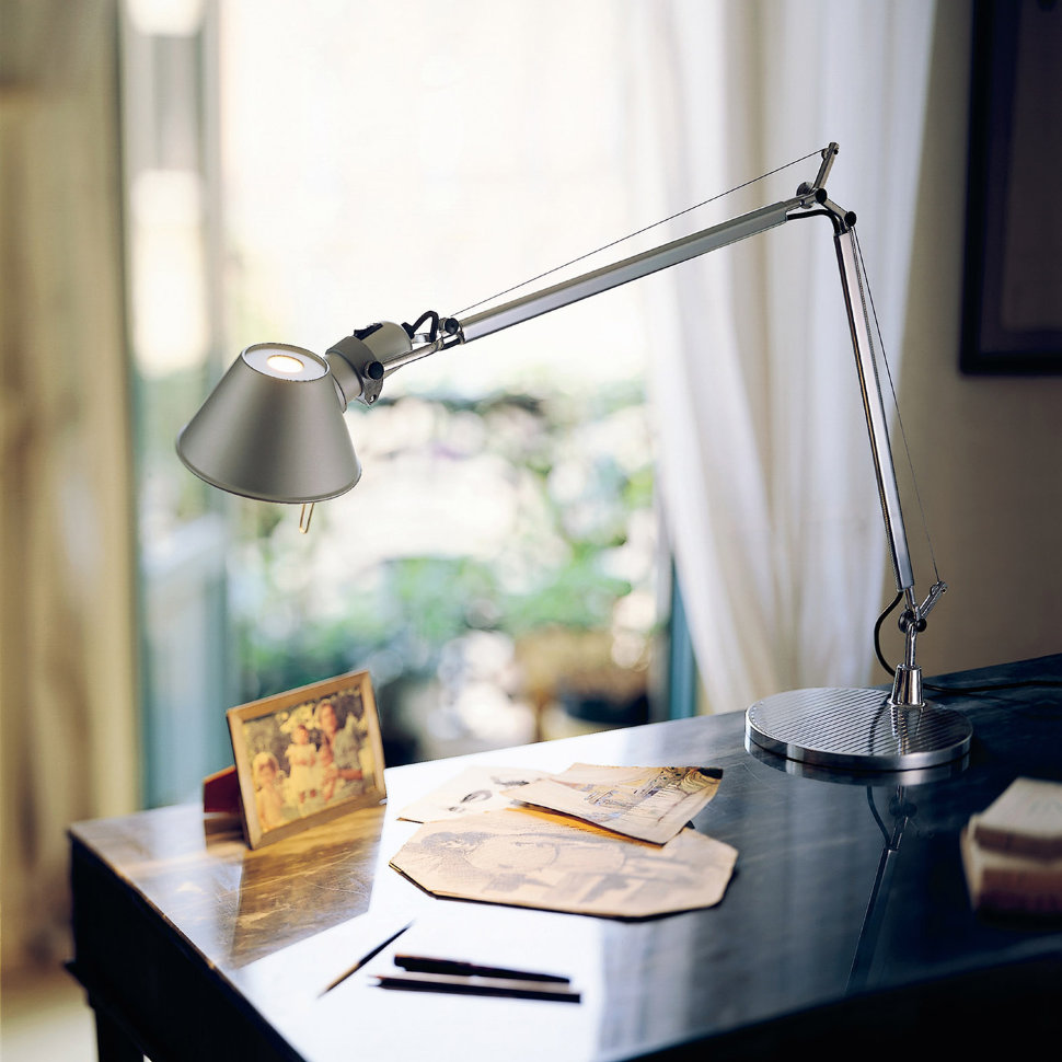 лампа на столе настольная лампа