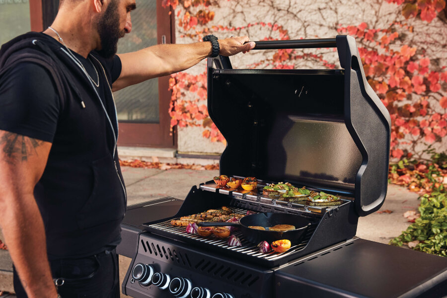 Газовый гриль Napoleon Rogue-425 SE Phantom с ИК горелкой